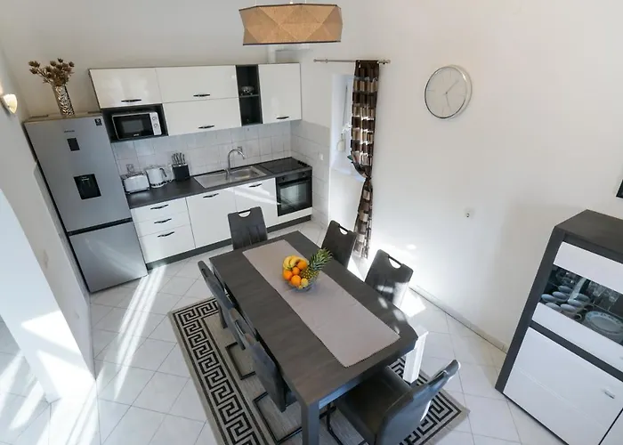 Sanda With Private Pool Vila *